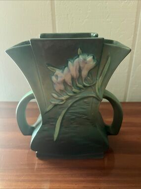 Roseville Pottery Green Freesia Fan Vase 200-7